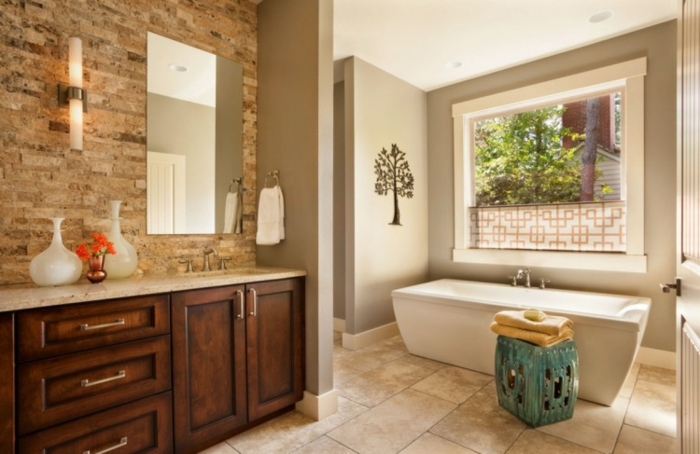 baños pequeños, baño en el gama del beige, bañera moderna y decoración en estilo bohemio, revestimiento de los paredes moderno 