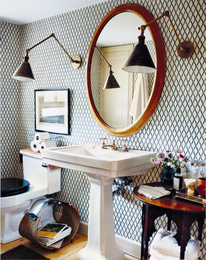 baños pequeños, bonita decoración de baño en estilo ecléctico, papel pintado en los paredes en motivos geométricos, detalles vintage