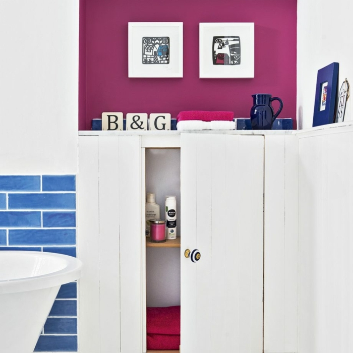 baños pequeños, baño moderno, decoración contemporánea, paredes en blanco y color fucsia