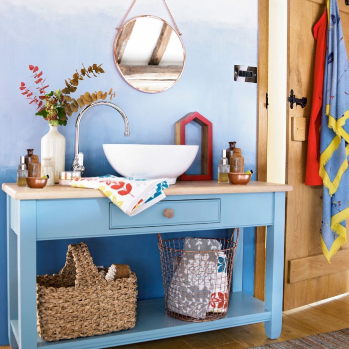 decoracion de baños, baño pintado en el gama de azul, muebles de madera, decoración de plantas, espejo vintage