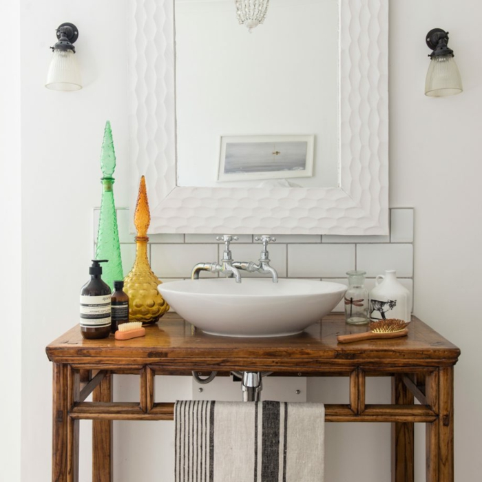 decoracion de baños, baño ecléctico con espejo moderno y mueble auxiliar vintage, objetos de decoración estilo bohemio 