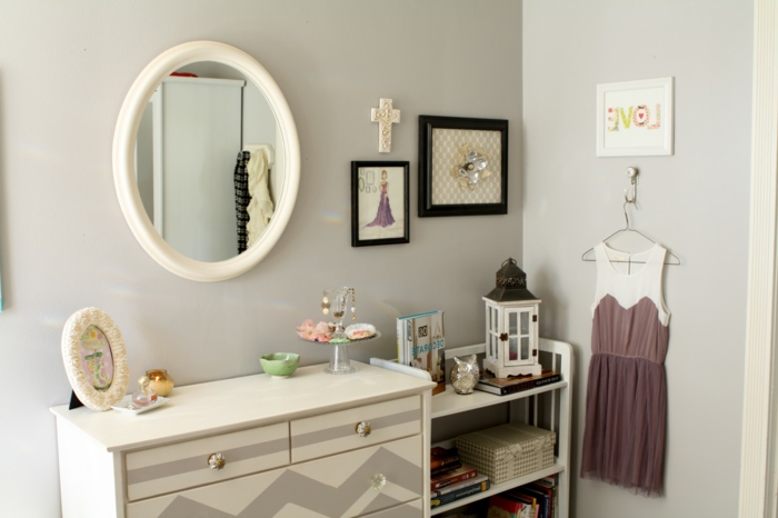 decoracion de baños, baño en blanco con decoración original, cuadros decorativos, espejo vintage