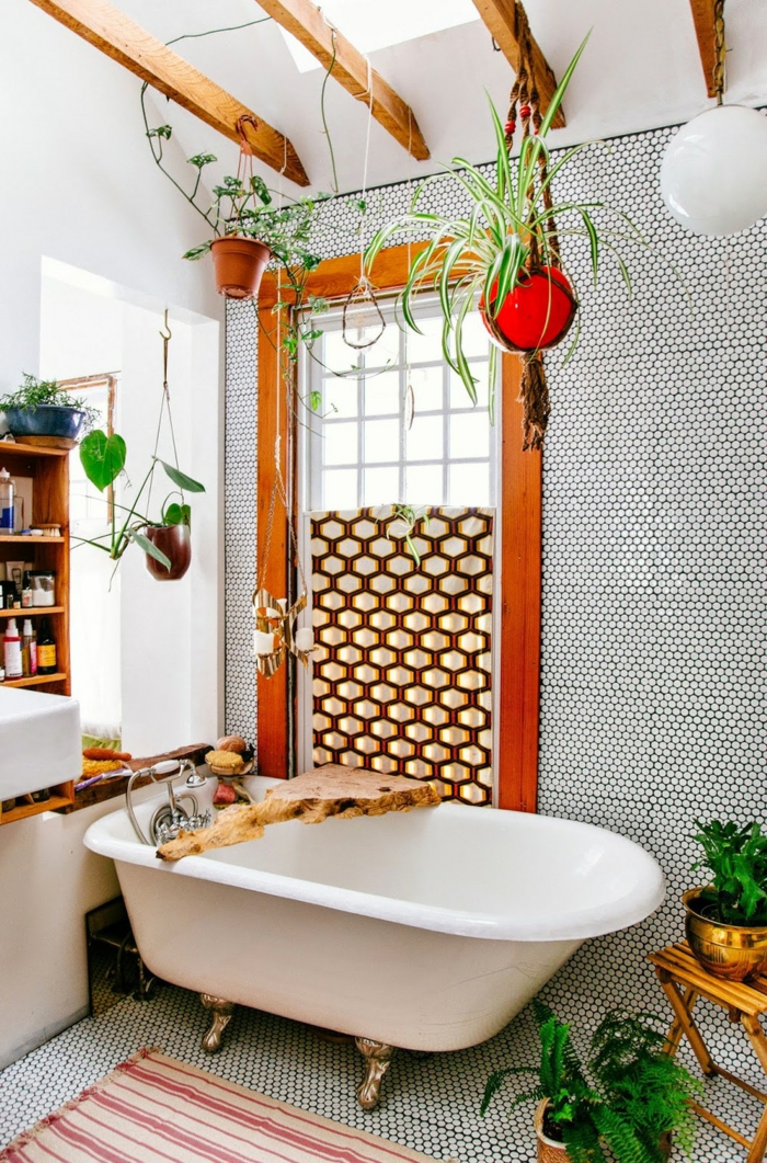 decoracion de baños, cuarto de baño en estilo bohemio, techo con vigas de madera, macetas con plantas colgantes 