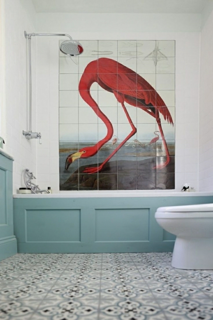 decoracion de baños, decoración original con flamingo en un cuarto de baño ecléctico, bañera pintada en azulceleste