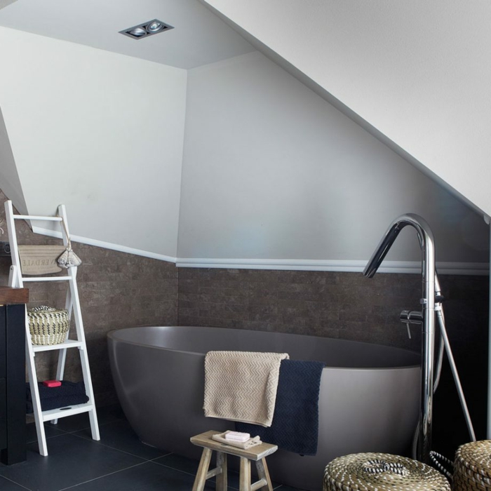 cuartos de baño modernos, baño con bañera moderna en color gris y muebles de madera, objetos decorativos de mimbre