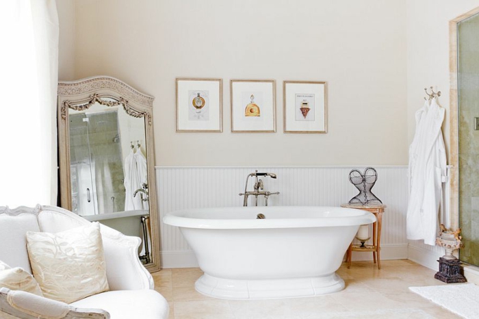 cuartos de baño modernos, precioso baño en colores claros con grande espejo vintage con ornamentos, decoración moderna, sofá vintage en blanco 