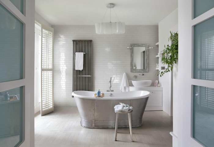 cuartos de baño modernos, baño espacioso en blanco y azul , bañera con revestimiento de metal, paredes de ladrillos