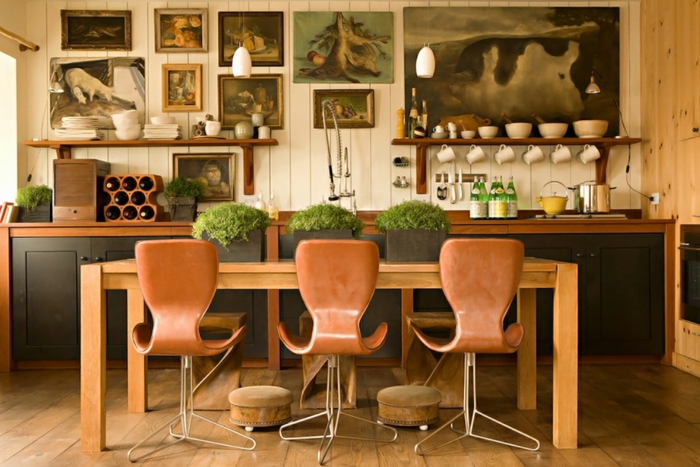 decoracion salon, comedor con muebles de madera y colores terrosos, decoración en estilo bohemio en las paredes