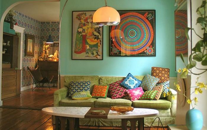 decoracion salon, propuesta clásica en estilo bohemio, sofá verde con cojines en diferentes colores, decoración en las paredes, mesa oval 
