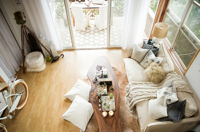 decoracion salon, salón en beige con mesa original hecha de madera, sofá beige, suelo de parquet