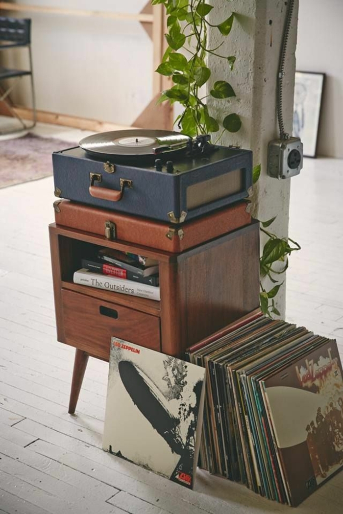 decoracion vintage, gramófono vintage, armario pequeño de madera, decoracion de plantas, suelo de parquet