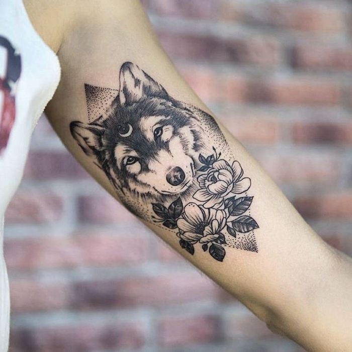 diseños de tatuajes, tatuaje en brazo para hombre o mujer, cabeza de lobo con luna en la frente, flores y piramide