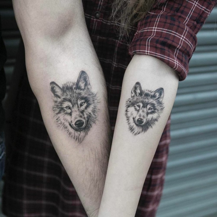 diseños de tatuajes, idea de tatuajes para enamorados, cabeza de lobo en el antebrazo, camisa en cuadrados, mujer y hombre