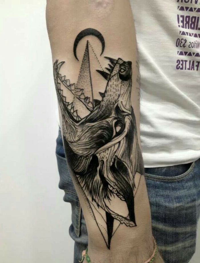 dibujos de lobos, tatuaje en el antebrazo de hombre, cabeza de lobo con la boca abierta, pirámide y media luna, tatuaje surrealista