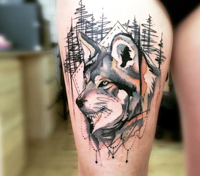 dibujos de lobos, tatuaje en cadera para mujeres, cabeza de lobo en un bosque, negro, gris y naranjado, estilo acuarela