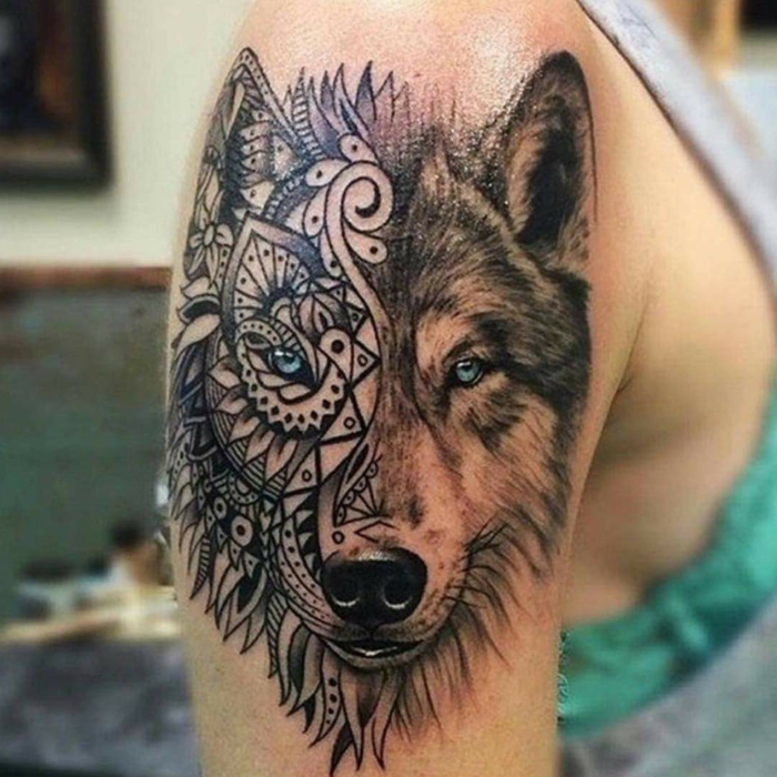 mejores tatuajes, tatuaje en el brazo para mujer, cabeza de lobo, attuaje en dos estilos diferentes, ojos azul claro