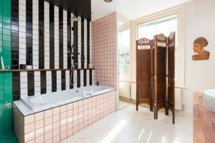 cuartos de baño modernos, precioso ejemplo de baño ecléctico con mezcla de estilos y colores, separador de ambientes de madera vintage
