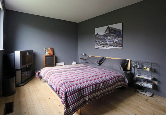 colores para habitaciones, combinación de colores original, paredes en gris, cobijas en gris y rojo, suelo de parquet