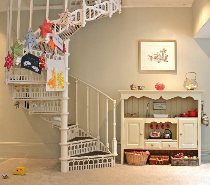 escalera metalica, salon estilo vintage, escalera de caracol blanca de metal decorada con estrellas de papel, cuadro en la pared, juguetes de niño