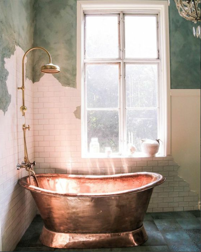 decoración vintage, baño vintage, paredes con efecto envejecido, ducha dorada, bañera en bronce