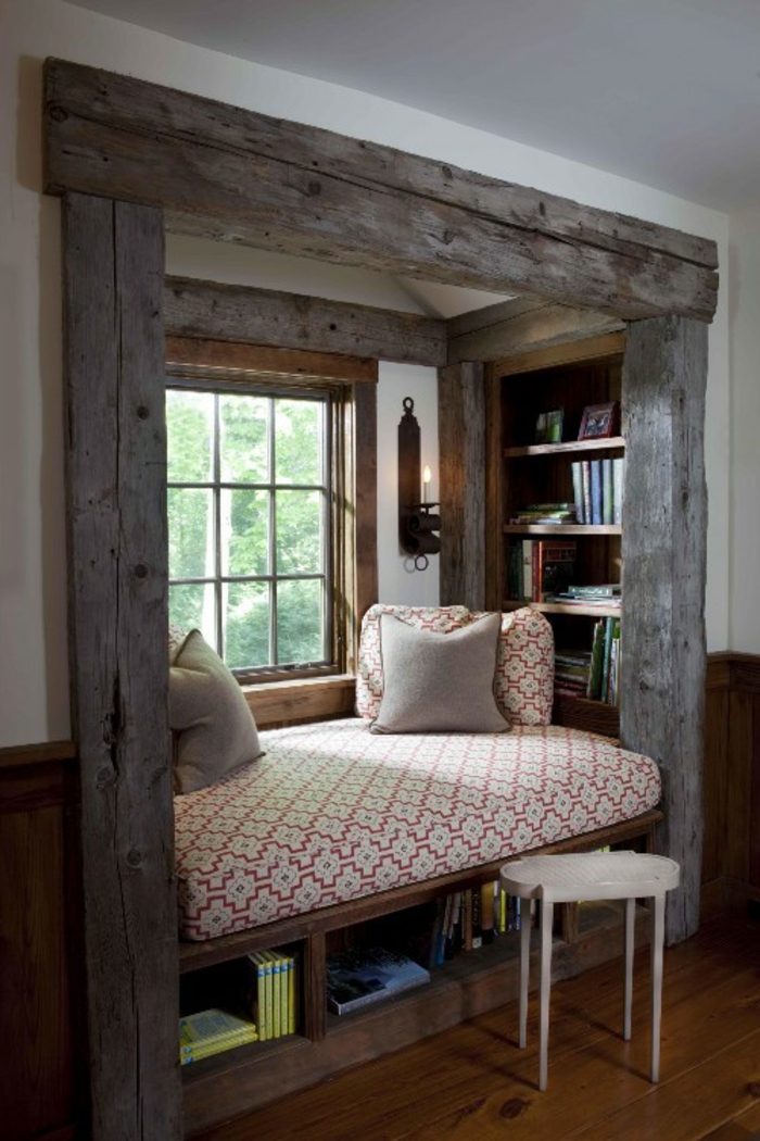 decoración vintage, rincón de lectura agradable con vigas de manera, efecto envejecido, banco de madera con colchón