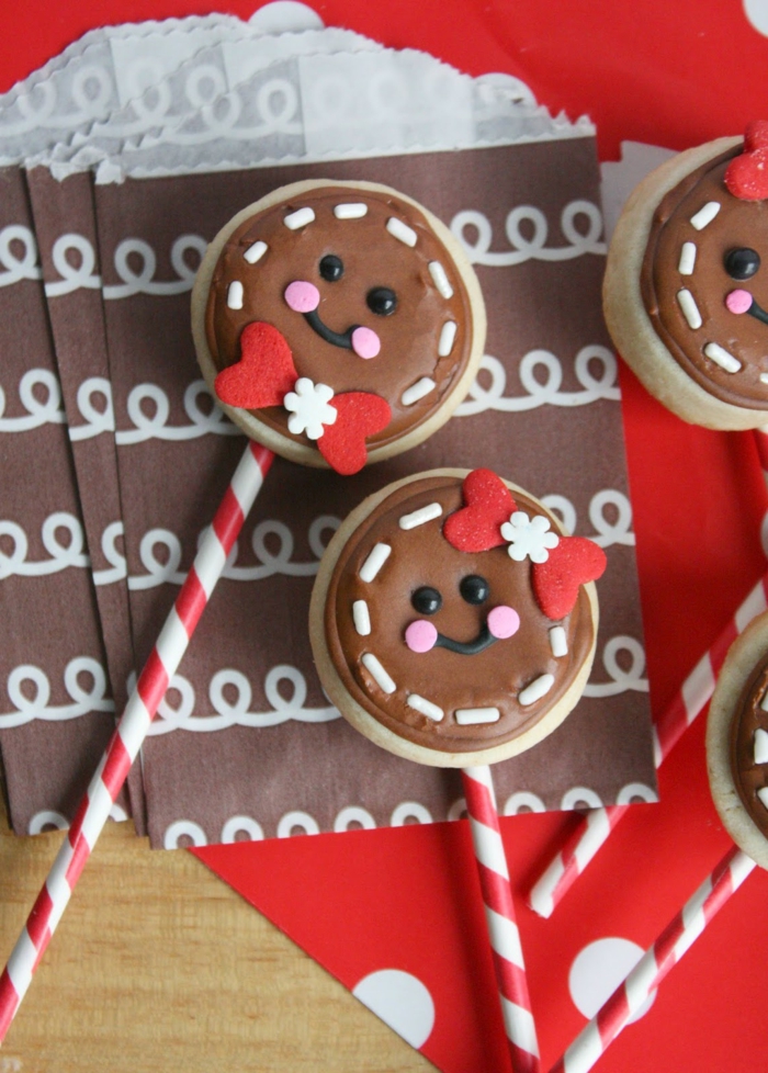 receta galletas mantequilla, bonita decoración navideña en rojo, blanco y marrón, galletas con recubrimiento de chocolate