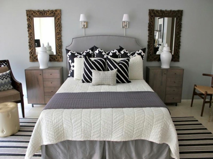 dormitorios matrimonio modernos, dormitorio moderno, con dos espejos vintage, cama en gris, alfombra en rayas