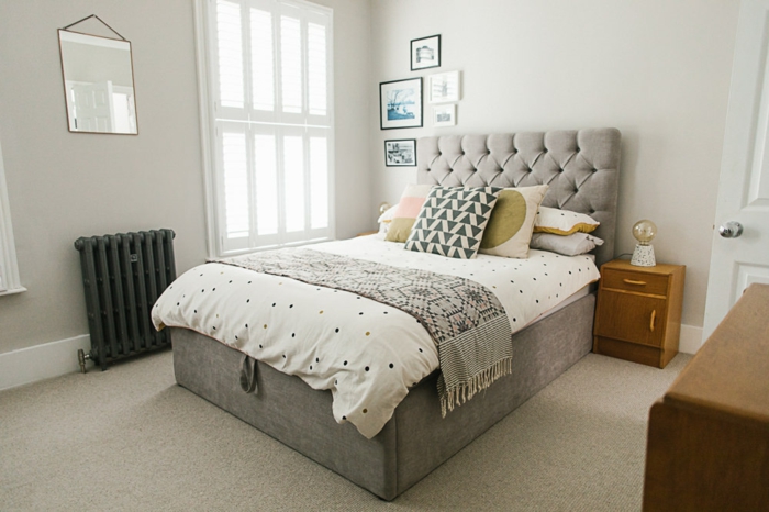 ideas para decorar una habitacion, dormitorio en blanco y gris, cama pequeña tapizada de terciopelo en capitoné