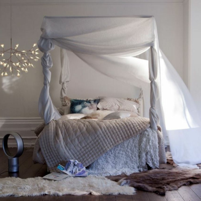 ideas para decorar una habitacion, bonita propuesta en blanco y colores terrosos, cama de madera con marco alto, lámpara de araña original