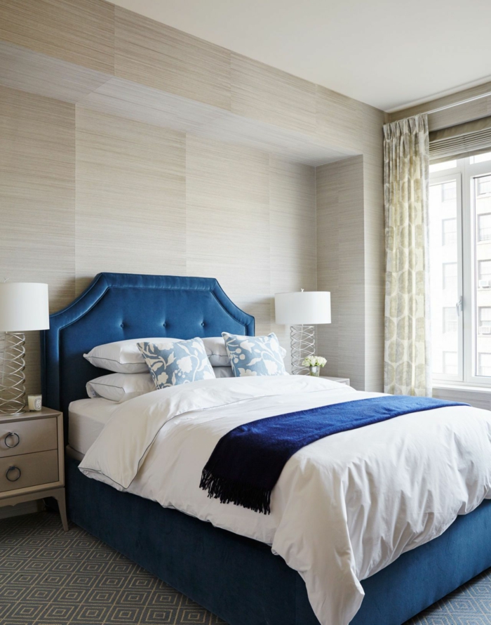 como pintar una habitacion, habitación elegante en beige con cama en azul tapizada en terciopelo, cortinas aireadas