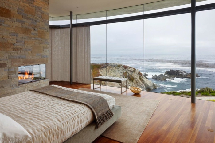 dormitorios modernos, grande habitación con vista al mar, techo de parquet, paredes de piedra, colores cálidos y terrosos