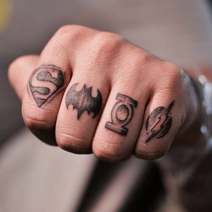 tatuajes en los dedos, propuesta de tatuaje en los dedos para hombre, cada dedo tatuado con el simbolo de un superheroe