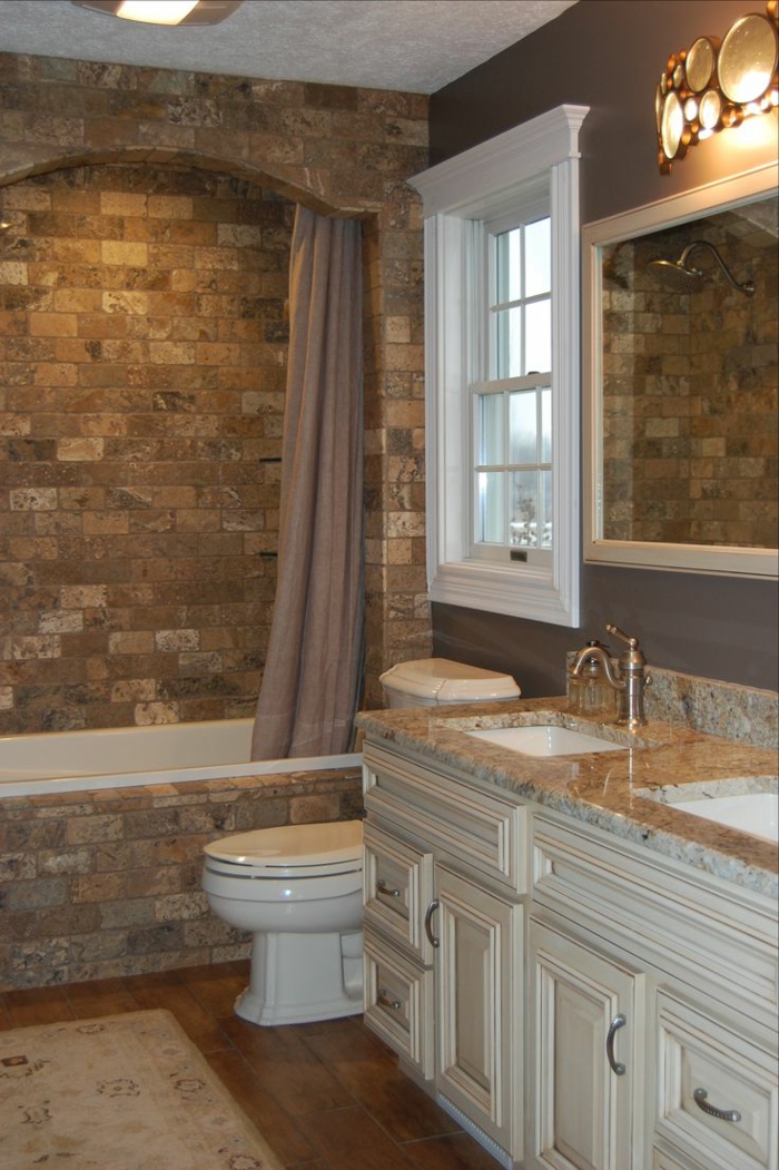 revestimiento paredes, decoración clásica de baño con ventana, bañera blanca, paredes de ladrillo rústico