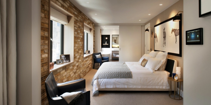 pared ladrillo, dormitorio con cama doble, decoración moderna, pared de ladrillo con dos ventanas grandes, sillón de piel