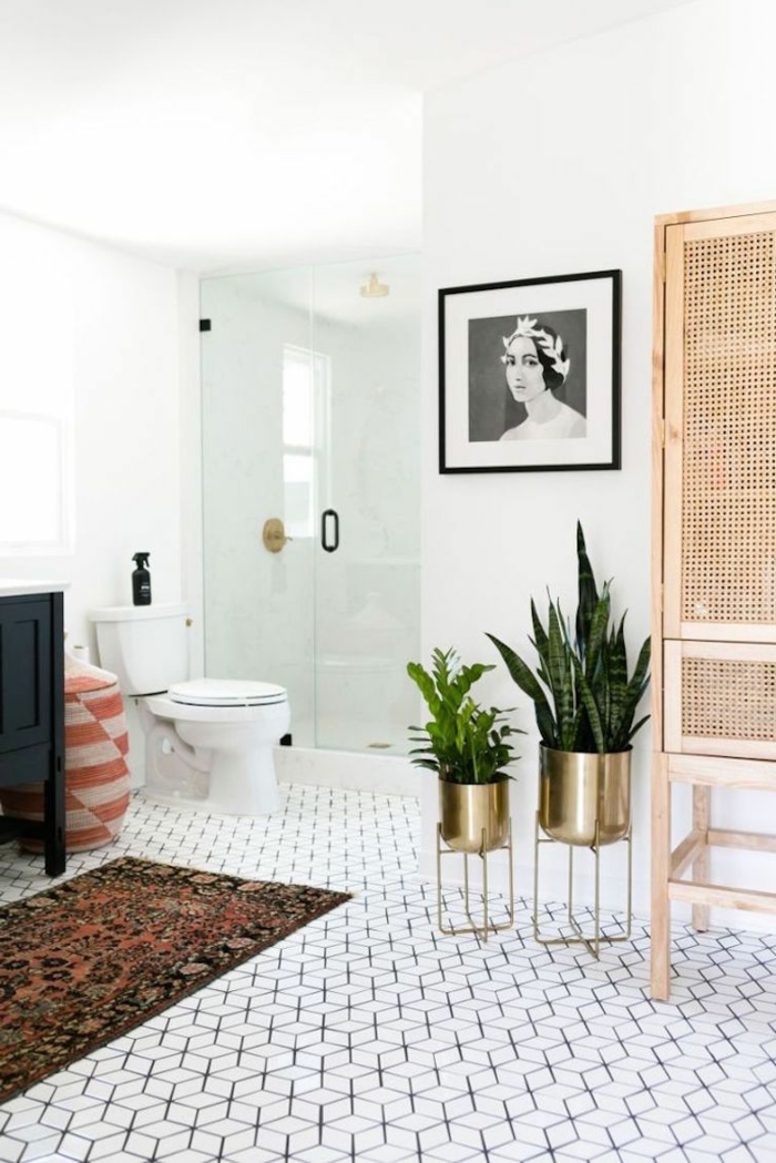cuadros para baños, baño contemporáneo, macetas doradas como acento, suelo en blanco y negro, tapete, foto de cara de mujer en blanco y negro