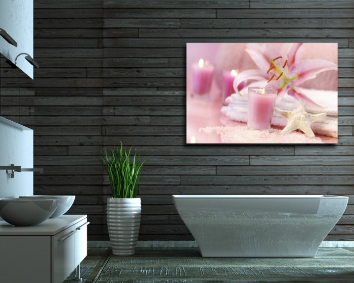 laminas decorativas. bño con lavabo doble, pared de tarima, bañera y cuadro grande con belas y flores color rosa