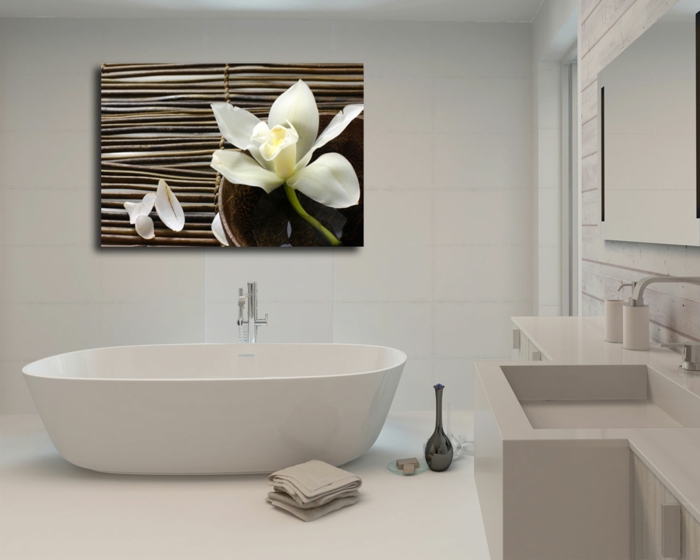 cuadros para baños, baño grande minimalista todo blanco, bañera y vuadro grande con azucena y bambú