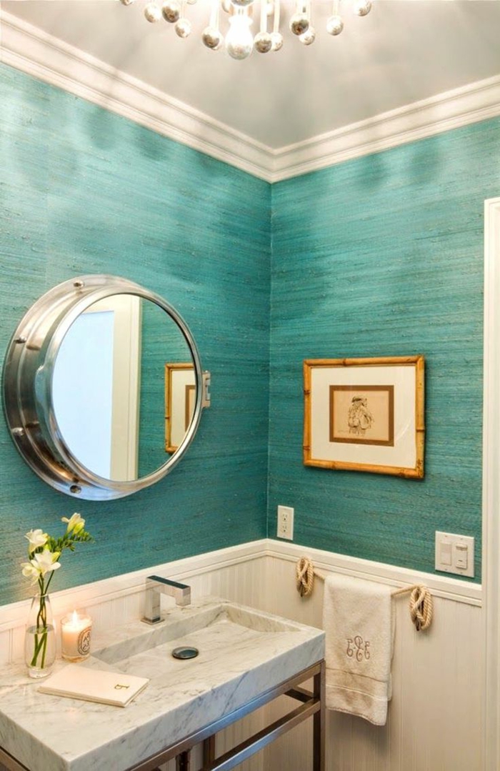cuadros para baños, baño con espejo redondo, pared en aguamarina, cuadro pequeño con marco de bambú, lavabo de mármol