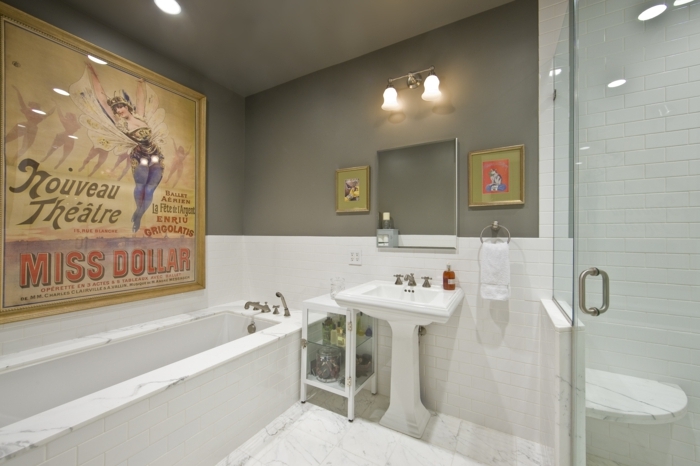 laminas vintage, baño con ducha de obra y mármol, póster vintage grande laminado sobre la bañera, cuadros pequeños paralelos