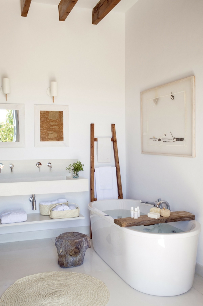 cuadros decorativos, baño en blanco, techo con vigas de madera, ventana pequeña, cuadro abstracto con marco blanco