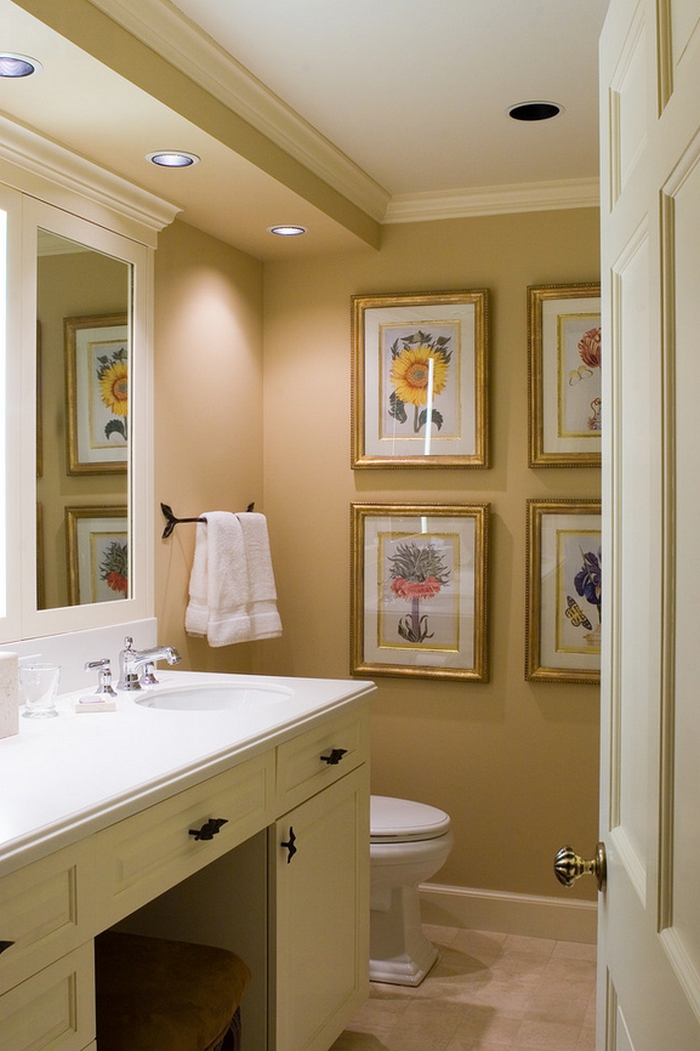 cuadros decorativos, baño grande en beige y blanco, pared decorada con pinturas de flores laminados, marcos en dorado