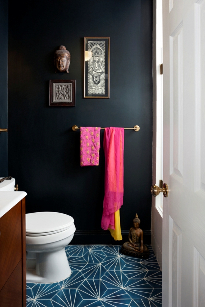 laminas vintage, baño moderno pequeño en colores oscuros, decoracion de pared estilo oriental, cabeza de dios oriental