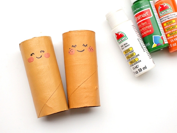 manualidades con cartulina, conos de papel higiénico reciclados y pintados, aerosoles de cartón, cómo hacer muñecas de cartón paso a paso