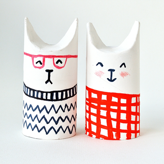 manualidades con carton, decoracion para niños, conos de papel higiénico convertidos en gatos con caras dibujadas