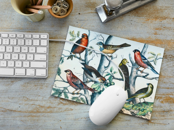 mariposas de papel, posa ratón con pájaros en un bosque, plantilla imprimida pegada, manualidad fácil