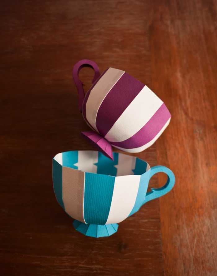 como hacer cosas de papel, tazas de té hechas con cartón en azul, blanco y púrpura, tutorial paso a paso, mesa de madera