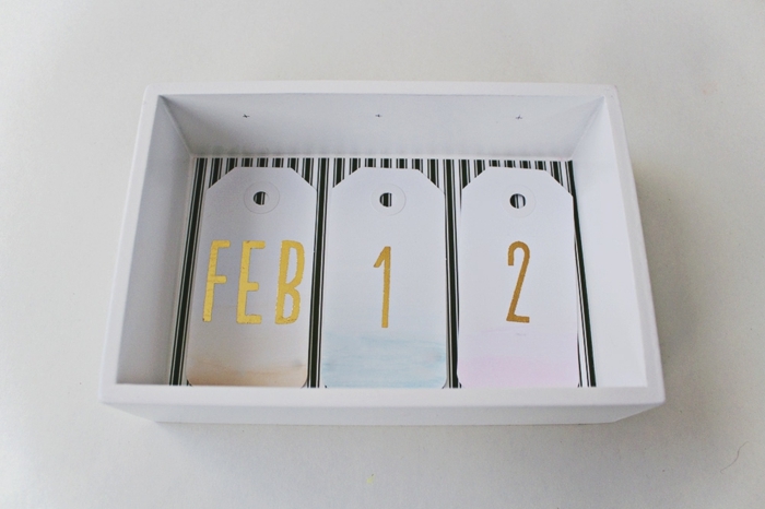 manualidades en casa, calendario con la fecha y el mes, manualidades fáciles de hacer en casa, caja de madera en blanco 