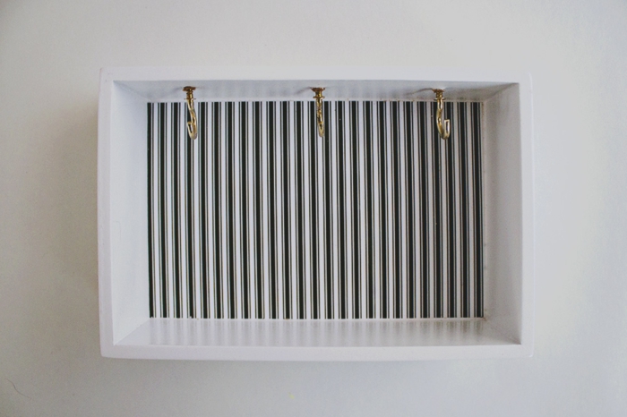 manualidades faciles de hacer, caja de madera en blanco tapizada con papel en rayas en blanco y negro, ganchillos en color cobrizo 
