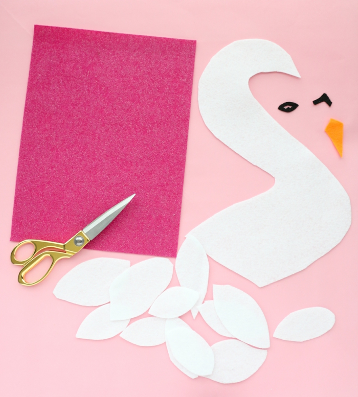 manualidades originales, ideas creativas para decorar la casa en navidad, hoja de fieltro en rosado, fieltro blanco para hacer un cisne