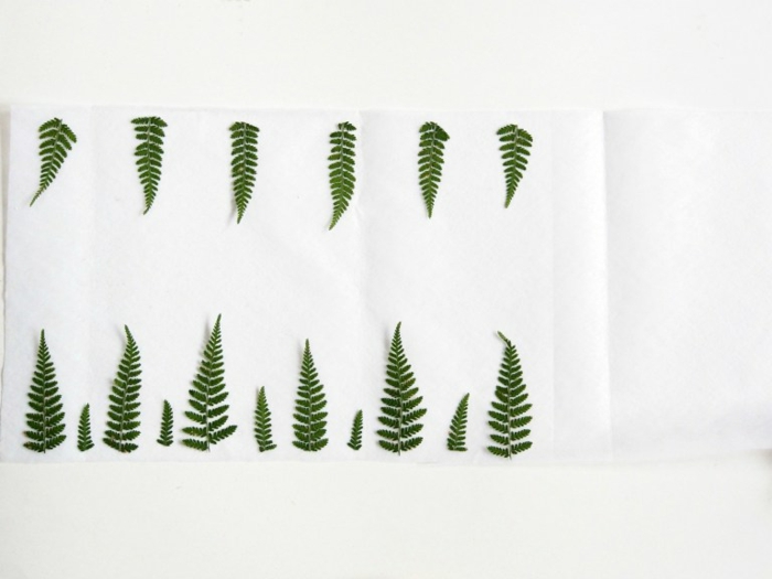 manualidades para adultos, filas de hojas de arbustos de diferente tamaño colocado sobre papel de arroz, ideas fáciles DIY
